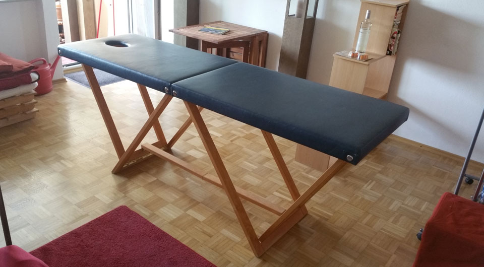 Verkaufe robuste Massageliege, vom Tischlermeister gefertigt.